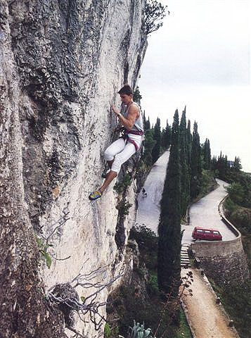 Kralj Marjana u akciji sredinom 90-tih - di drugdi nego u Marulianusu. Foto: Climbing Magazine