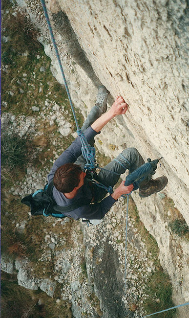 Kruška, prusik i konop oko bedra!!!! Bušenje smjera Do the evolution 1999.... Hard core forever!!!