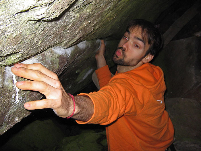 Čika u dodiru sa granitom