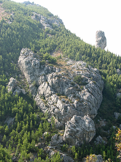 Na fotografiji se vidi cila stina Krvavice. Uređen je sektor u gornjem livon kantunu.