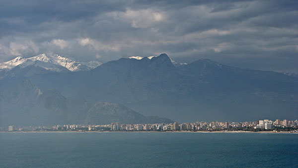 Trenutno najbrže rastući grad u Turskoj i panorama koja neodoljivo podsjeća na makarsku rivijeru s obzirom da se na samo nekoliko kilometara zračne udaljenosti izmjenjuju more i planine. Onaj bili vrh u pozadini je skijalište Saklikent...