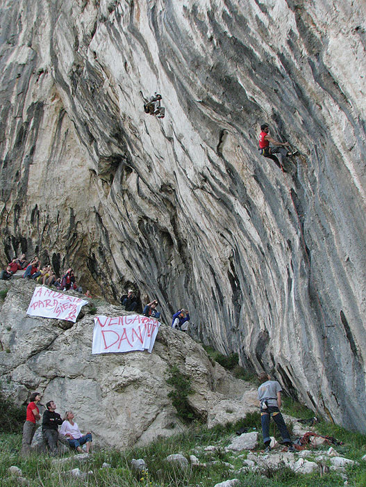 Marattoneta mu je bila preoštra, u Balkanu mu je rupa bila mokra, pa je bilo vruće, drugi dan sparno - bla, bla, bla ........ Ekipa je zamirila! Uprava odlazi!