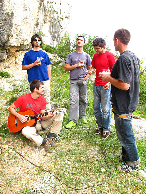 Maaajkooo, maaajko stara, slušaj pismu sina svog!