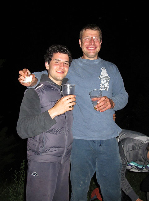 Josip Bržola Vukušić se slika sa svojim idolom Tonijem Zlodrom! "Želim biti masa kao Toni!" - poručio je redakciji! Zlodre nam je neslužbeno potvrdia da je mali potencijal i veliki talent za gradele!!!