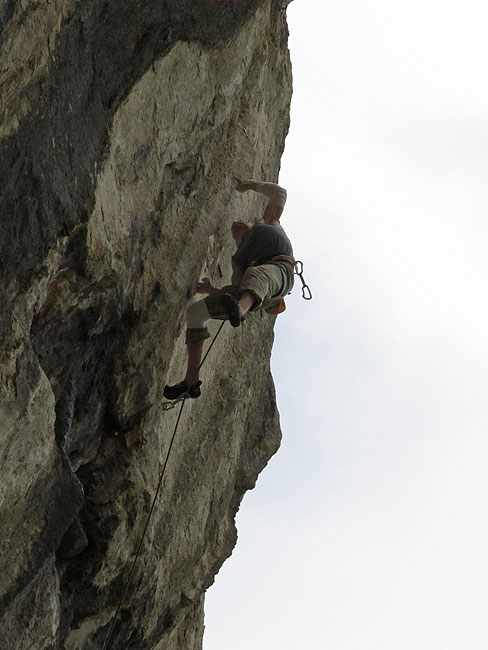 Gornji dio... ...zamotan ko mumija u tenziji od koje puca bubnjić!