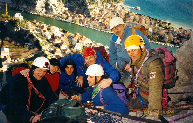 Mlada klapa Pod naletima omiške bure...