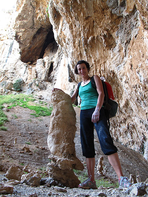 Pazi kamen! Baki & projektil sa stropa