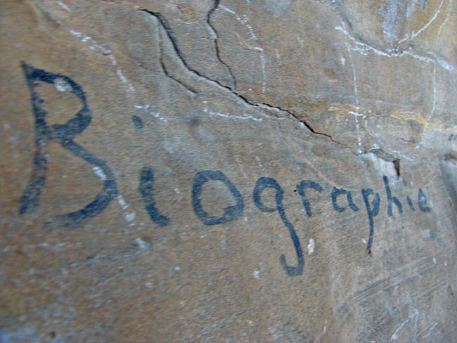 1988 je pokojni J.C.Lafaille zabušia projekt i nazva ga Biographie, 1996. Arnaud Petit postavlja sidrište na sredini, penje taj prvi dio i ocjenjuje ga sa 8c+, 2001. Sharma penje kompletnu liniju... 