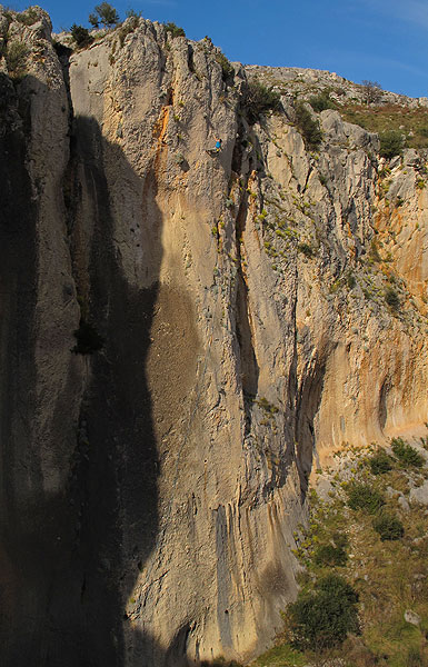 Sandra tijekom prolaska Steveove superpsihijatrije Twiglight zone extension (7c, 40m). Gušt je gledat ovu fotku jer se taj megaklasik rijetko penje iz komada, a još rijeđe se takvi trenuci bilježe fotoaparatom...