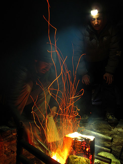 Grije i hipnotizira.