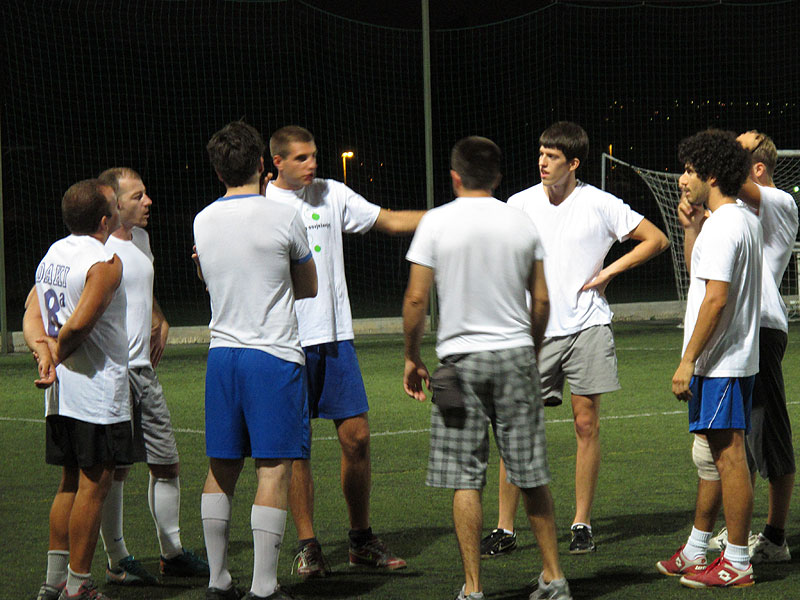 ... sinovi katakombi upijaju svaku rič kapetana Mije Ferate Špara!