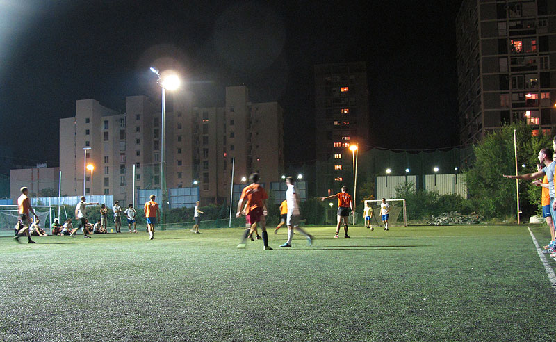 ...Lacan u desnon kantunu traži da se "stane na loptu"!