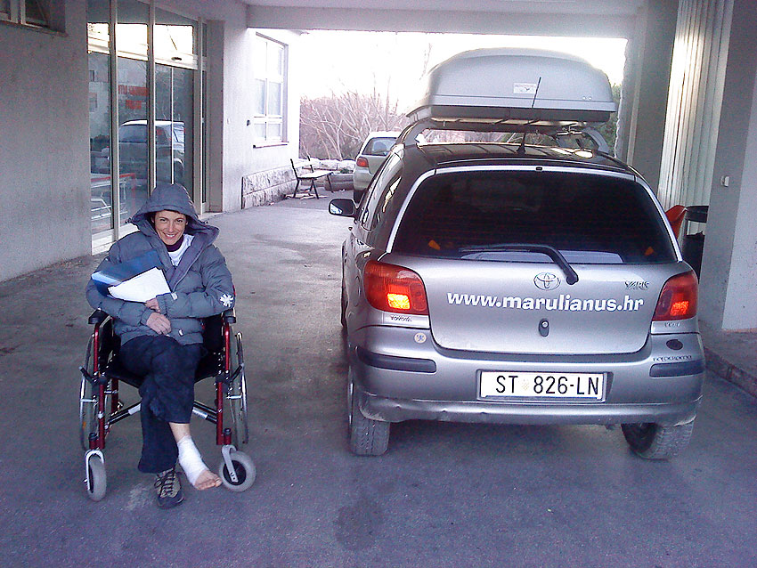 I'm still alive! Poručuje legenda o Marula koja je osim kontuzije pokidala jedan unutarnji i nacikla dva vanjska ligamenta skočnog zgloba. Sličnu situaciju ali s manjim posljedicama je već imala na Deninon natjecanju na Rivi kad je doletila između dvi strunjače direkt na asfalt, a nezgodne landinge bilježi i u Tugarama, te Magic Wood-u. Autor Dišpeta Boris Big Boy Zokić kaže da je i sam proživia dramu u kaštelanskom mini highballu u trenutcima dok je drža slopere visoko iznad Maje i jednog kreša postavljenog (pogađate) na krivom mistu. Podsjetimo se, istoimeni as je svojoj životnoj suputnici podebljao bolnički dosje dosad nazabilježenim potezom u arhivi ST scene. U Texasu joj je svojevremeno slomia palac na ruci udarcem nogom kad su mu u žaru borbe iste izletile iz nekog prevjesa. Neponovljivo!