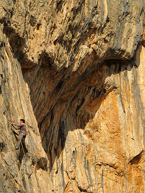 ... prevjesi nadziru ofenzivne aktivnosti Mike Polića koji se usudia u bilin bičvama napast Zmajevo gnjezdo!