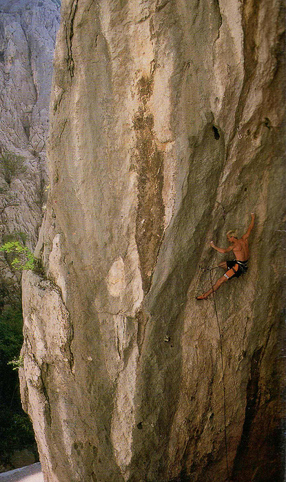 Veliki okršaj dvi institucije - Marattoneta vs. Lukič! Slovenski as je upravo ove godine (1997.) bia jako blizu prolaska ali su mu se odlomila dva hvatišta. Uspija ih je pronać, kirurški precizno zalipit nazad i sačuvat smjer za nove generacije. U međuvremenu je još jedna institucija, Uroš Perko izvea prvo ponavljanje, a potom se i Lukič nakon par godina pauze od penjanja vratia u igru, i 2002. izvea drugo ponavljanje! Točno 10 godina posli toga smjer je zamalo sazidan ali dogodila se penjačka buna! Kakva priča... / Foto: Janez Skok
