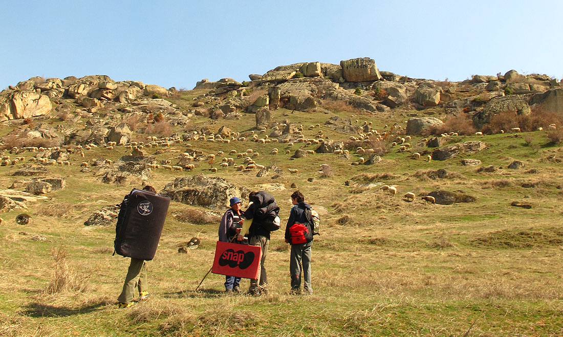 Sa lokalnim asom na livadi pokraj parkinga. Zanimalo nas je oće li nas šarplaninci rastrgat ako se približimo ovcama. Reka je da ovisi od šarplaninca do šarplaninca..