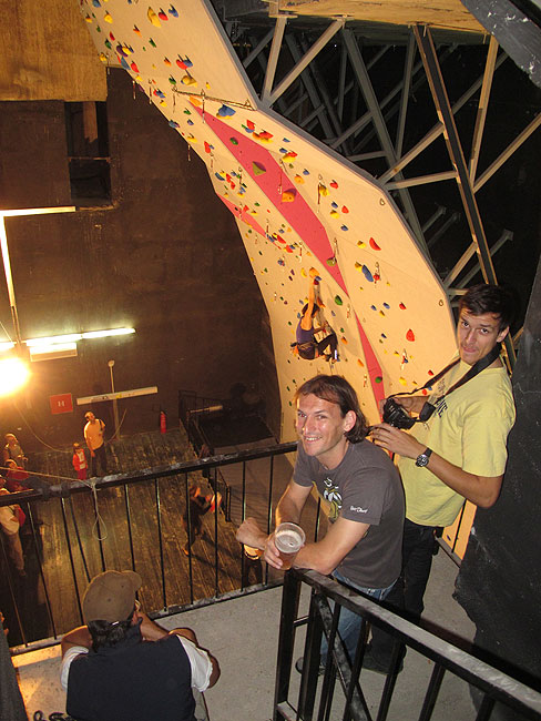 Slavljenik u prvom planu i akcija u pozadini - otvara se Izbruck!