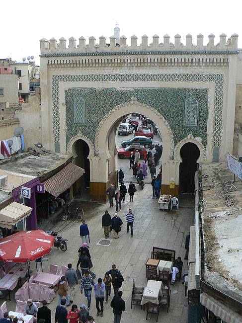 Baba se pišala ode na trgu nasrid sride! Epic!