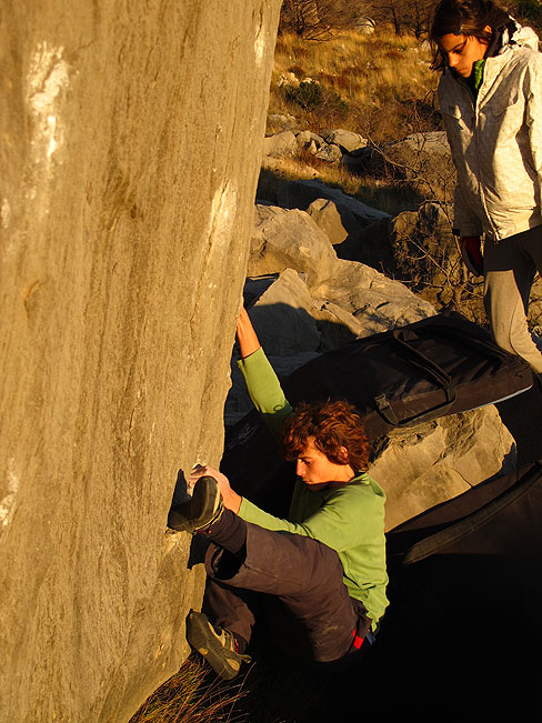 Na ulazu u biokovskog Roberta Planta pod budnim okom sestre blizanke, popularne Barbare Gilić Bapsi ...