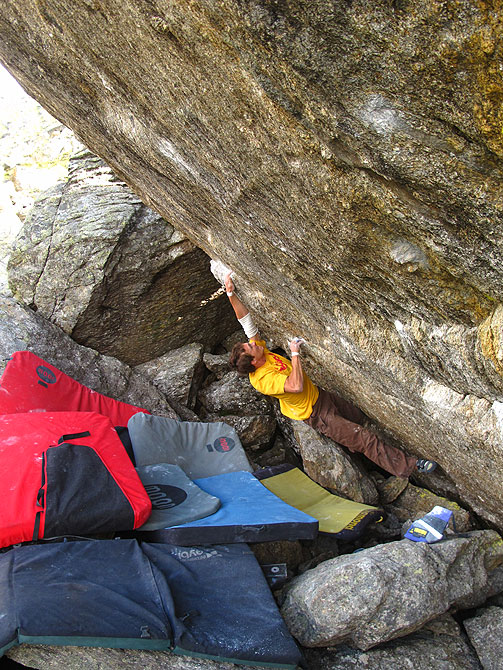 Sin o Marula okružen uvjerljivim landingom tijekom egzekucije mini highballa Baby Lame (7B/C)...