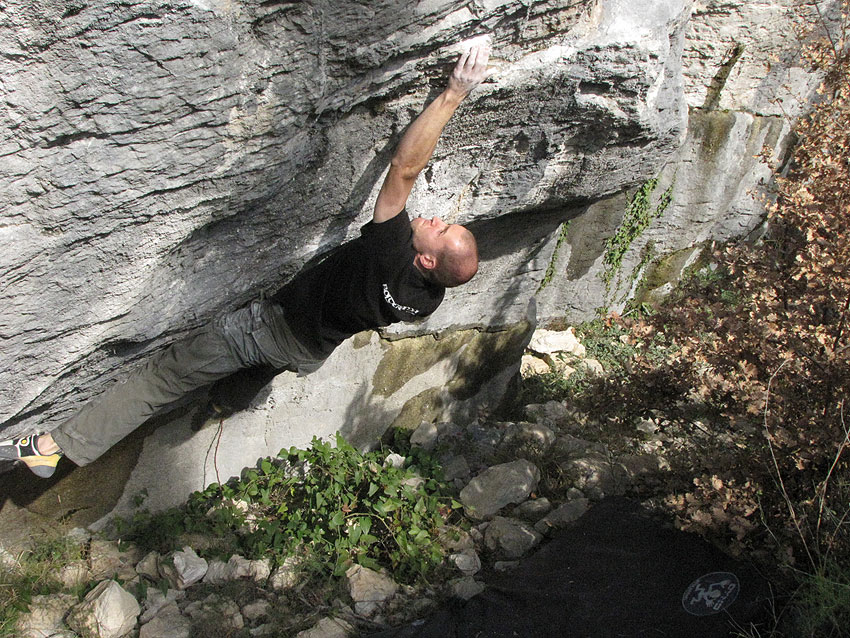 Dalmatinski vapnenački boulderi ipak pružaju puno lipih i teških linija kao šta je Blade runner (8A) u Tugarama!
