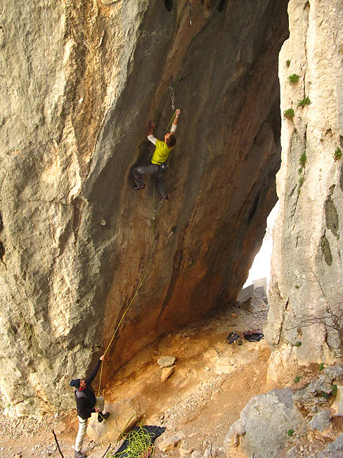 Prsti su se drvenili od hladnoće, dva hvatišta su bila vlažna. Optimizam je splasnua...