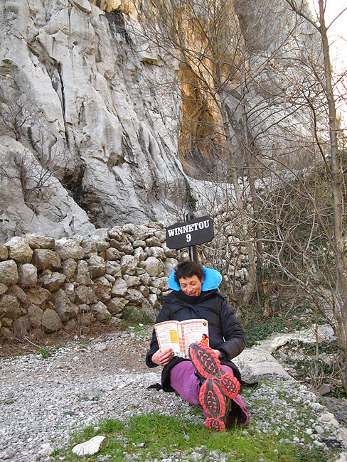 Strpljiva Baki je nastavila čitat knjigu...