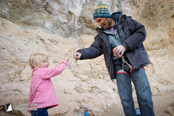 Sharma sa mladom obožavateljicom nakon prolaska Dure! / Foto: Carter