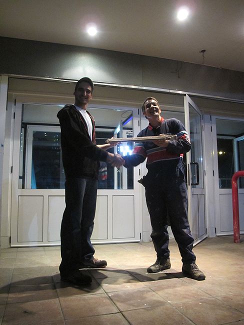 Karmelić feat. Piccini isprid ulaza u Centar o Marula sa novim fingerboardom! Inače, Dani radi u svom legendarnom Valvoline trlišu za kojeg je emotivno vezan i viruje da mu donosi sriću!