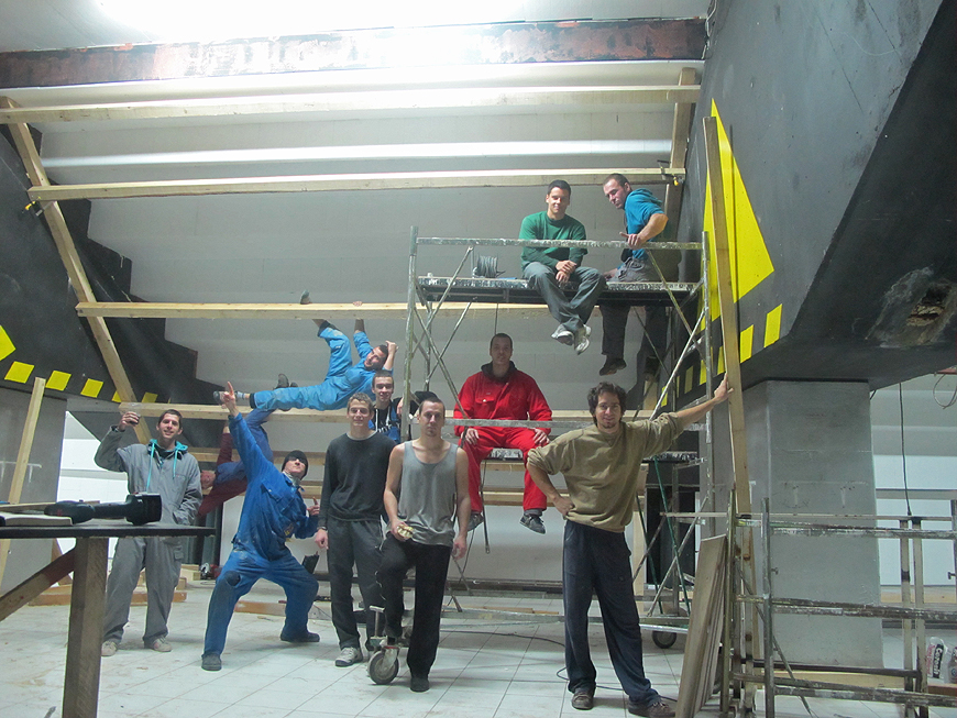 45 - ica Ekipa Marulovih Trliša snimljena danas popodne ispod konstrukcije prvog nagiba. Naravno, odlučili smo se započet sa svetim nagibom - 45-icom od skromnih 30-ak kvadrata! Sine, ko je prečka, prečka je!