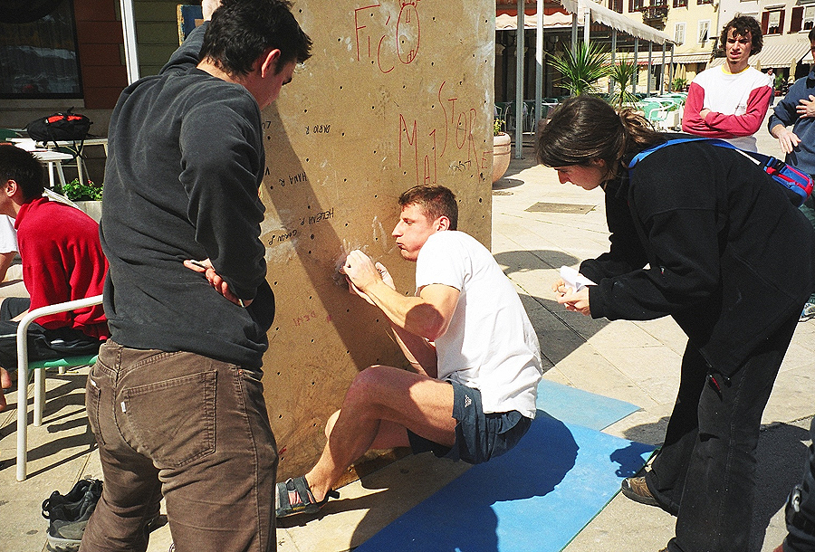 Toni je uvik bia kao elementarna nepogoda na kojem god natjecanju bi se pojavia, a natjecateljsku karijeru je prekinua zbog učestalih sit startova koji su za njega bili unaprid izgubljena bitka. Jedan od takvih je bia i ovi na davnom PH u Rovinju - postavljač Tomislav Habulin drži dasku da je ne iščupa iz ulične lampe za koju je bila vezana gurtnom, a pomoćna sutkinja Biljana Težak pokušava skužit je li se uspija odlipit od poda barem milimetar!