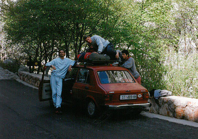 Predah u kanjonu Paklenice na putu za Mišju peč. Na fotki je uz vođu puta Slavena Vručinića Vrućeg, glavni kopilot Srđan Vručinić Bijafra!