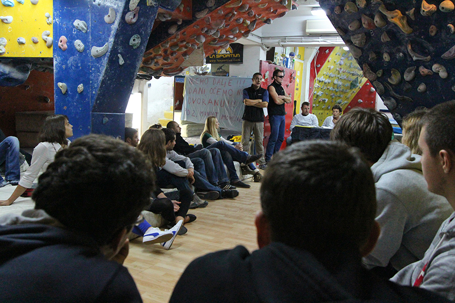 Motiv sa izborne skupštine Marula u Odakovoj, uz znakovit transparent na ogledalu!