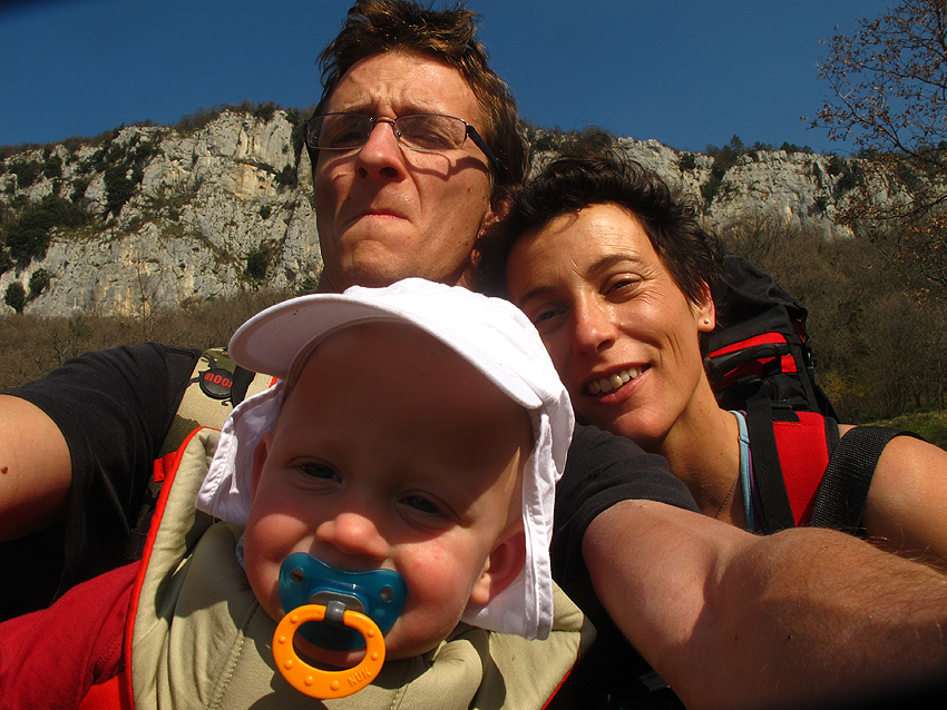 ... Marulova ekipa prije zahtjevnog uspona do ispod stine...