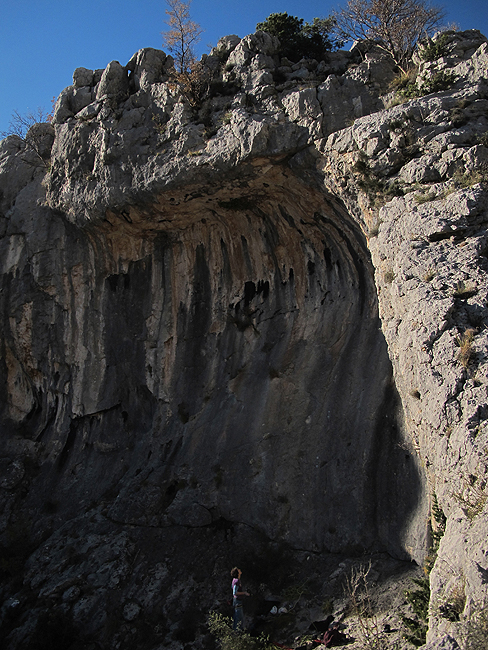 Ispod stropa od The Clasha koji nudi potencijal za još bar nekoliko izvrsnih linija...
