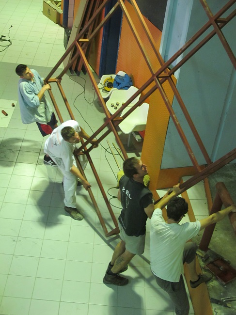 Dizanje lead konstrukcije, čije sastavljanje se odvijalo pod vodstvom ing.Daniela Piccinija, su rukovodili ing. Toni Zlodre i ing. Šime Malenica. Jedino što možemo reći je da su se koristile revolucionarne metode...