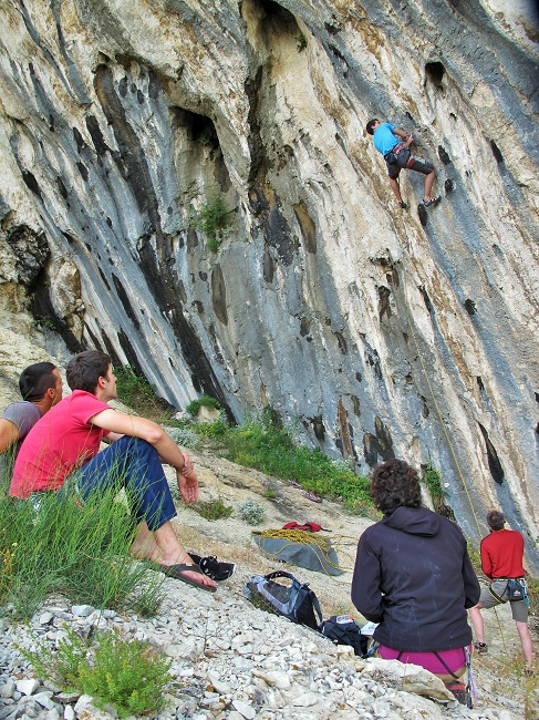 Sin uhvaćen u zahtjevnom križanju ruku, u donjem dilu smjera, pod budnim okom Marulovih težaka i oca Bore. Hipnoza je do sada sakupila 4 uspona (2 ženska i 2 muška), a radi se isključivo o penjačima sa ST scene. Igor Čorko ju je prije par godina pokuša brzinski riješit u jedno popodne ali se nije dala... 