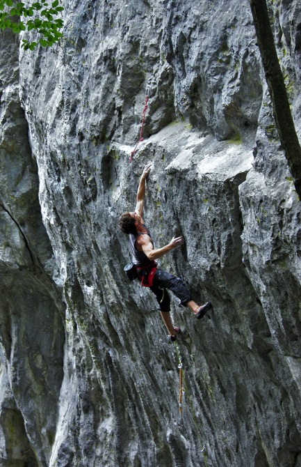 Lija je u par ulazaka uspija stisnit Lagunu (8a+). Poručuje da se radi o klasiku i tipuje da se prije pokušaja smjer čekira do vrha. Njemu se gori činilo lako, pa je skoro kresnia doslovno sa sidrišta...