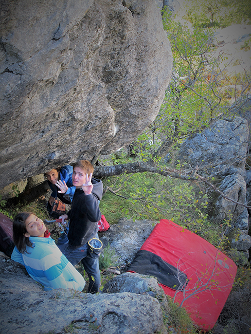 Ekipa priprema novi boulder za puštanje u promet..