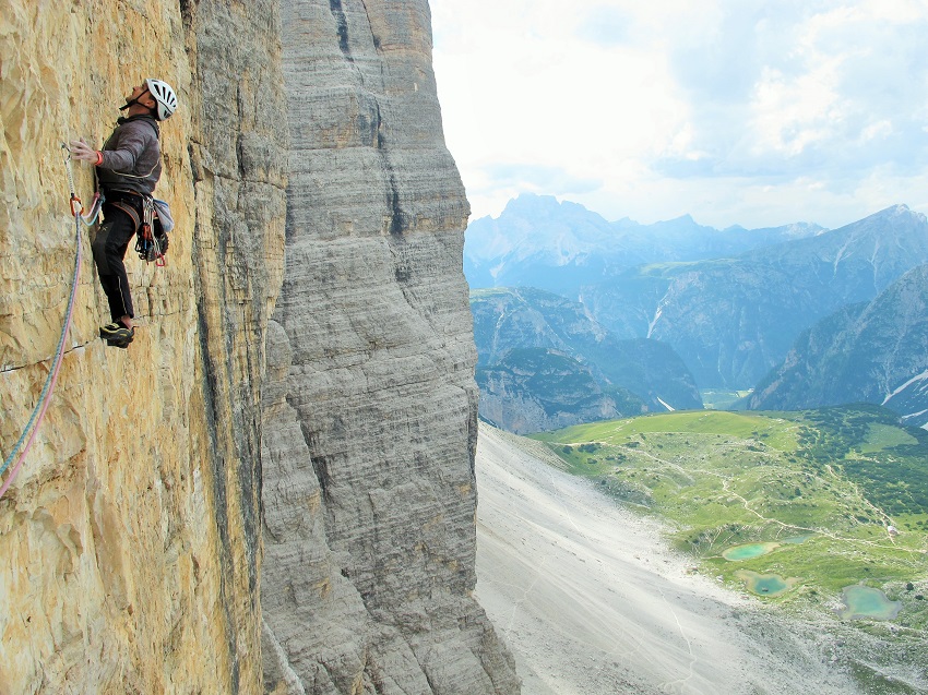 Varadinski fantom u Fantomu (7c). Stina krušljiva, osiguranje klinovi - bore i pokoji spit, vrime nepredvidivo - to su Dolomiti!