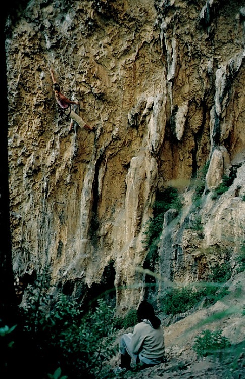 Prije točno 10 godina, srela je naša ekipa u Mišjoj Mariettu, a druženje se sa penjališta preselilo u kamp di se ćaskalo uz domaće crno do dugo u noć. Na fotografiji, Sandra prati kako šefica deklasira Corto (8a)... p.s. Inače Marietta je za nas u ono vrime bila sofisticirana do bola. Između pokušaja je radila vježbe za antagoniste i govorila nam da je tako oporavak kvalitetniji. Prvi put smo vidili i da netko koristi gumenu traku za sve te vježbice. Prosvitlila nas je, a u roku par miseci gume svih boja su na ST sceni postale THE MUST!