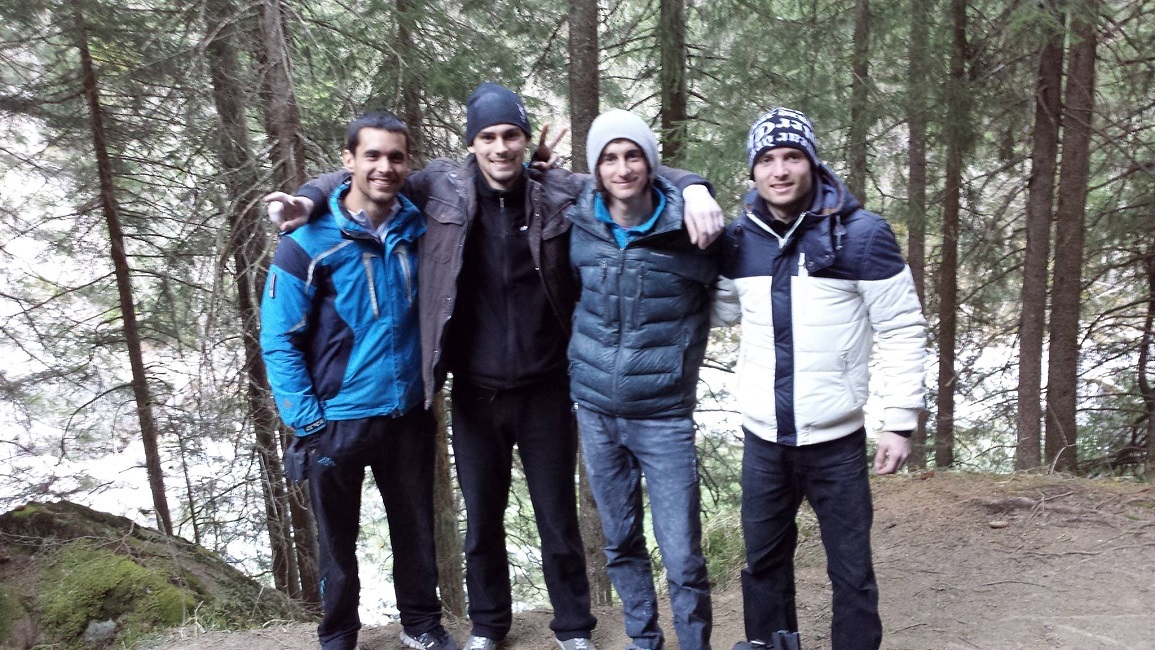 Tri Asa & Dave Srdačan susret naših Aseva sa legendarnom kraljinom! Dave je poručia Niksiju da je prevelika kutija u odnosu na njega, a Niksije je uzvratia komplimentom da izgleda mladoliko za svoje godine!