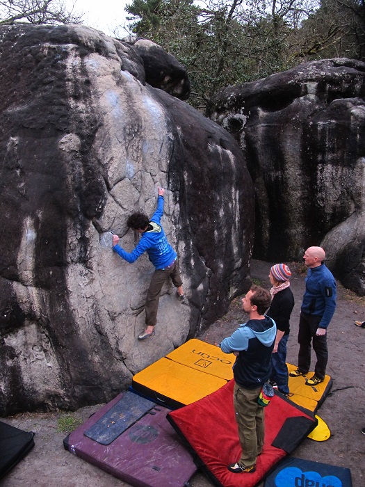 Nećete falit ako krenete od Bas Cuviera jer upravo je na ovom mistu sve započelo. Na ovoj fotki Sandra penje La Marie Rose, prvi 6A na svitu kojeg je davne 1946. popea Rene Ferlet. Megaklasik je ode preslaba rič, baš ka i rispekt za stare aseve koji su tako davno penjali tako jako!