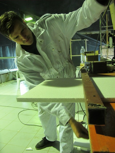 Ing. Stjepan Krešić Cepa riže novu ploču stiropora užarenom žicom! Navuka se na bijelo!