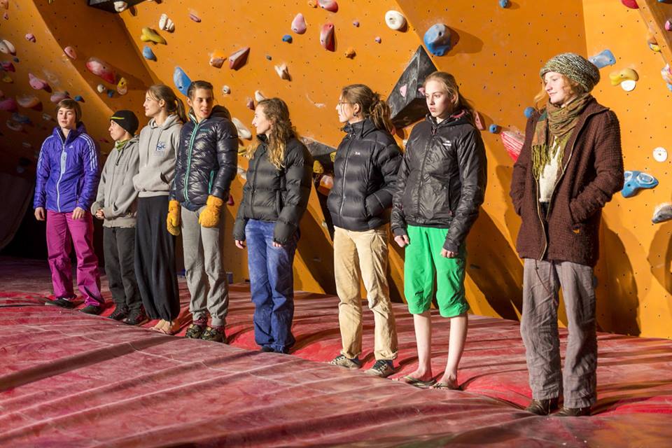 Jedina u rukavicama...