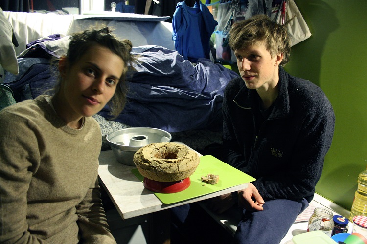 ...& kruv ispod peke!