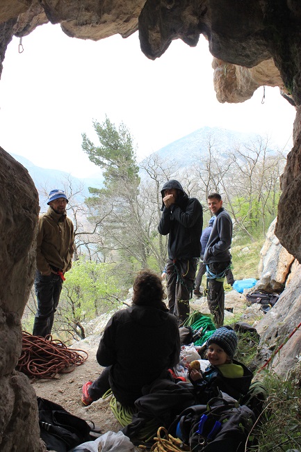 Asevi u zaklonu od nevere.