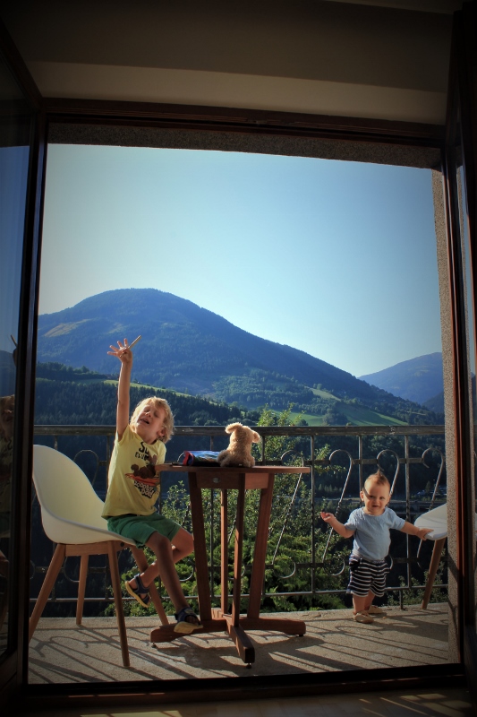 Alpsko jutro. Vidno raspoloženi asevi sa omiljenim plišancem upijaju nove pejsaže i bude suside.