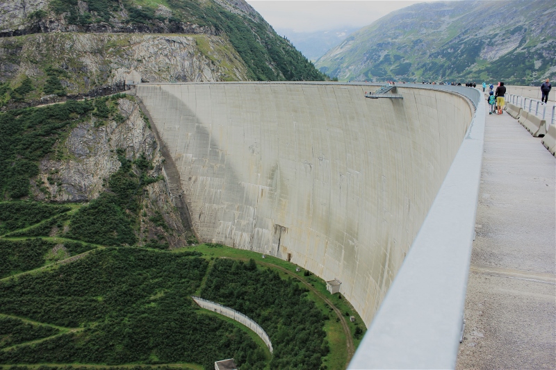 ... impozantne brane Kolnbrein koja se nalazi na 1900m/nm te je najveća takve vrste u Austriji.  Nije nas iznenadilo 9Celzija i kiša sa vitrom usrid lita, na Gredi zna bit i gore.