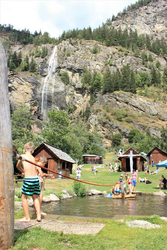Inače, za razliku od splitskih igrališta di non stop slušamo intervencije roditelja u stilu: "Duje, nemoj ga!", "Marine, vrati se!", "Luce, stani!", "Andrija, ićeš doma!", "Marija poji bananu!" ... - ode nekim čudom vlada teški mir i spokoj. Guštali smo. 